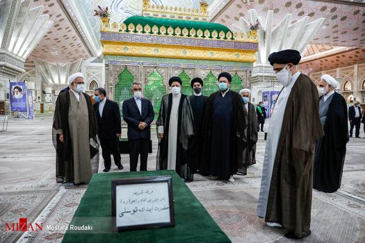 تصاویری از حضور رئیسی در حرم امام