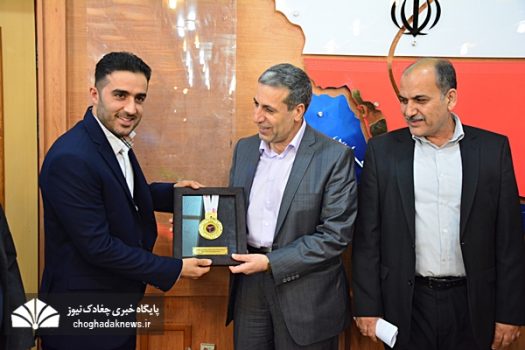 مدال طلای مسابقات جهانی و لباس رسمی کونگ فو به استاندار بوشهر اهداء شد+تصویر