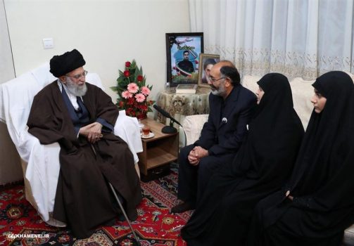 حضور امام خامنهای در منزل یکی از شهدای ناجا
