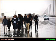 تصاویر عشق و ارادت مردم به امام رضا(ع) در زیر باران شدید در مسیر چغادک به بوشهر
