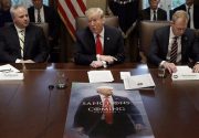 آغاز اولین نشست کابینه ترامپ با پوستر ضد ایرانی+عکس