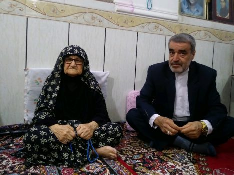 اسکندر بهروزی با کسب اجازه از مادر شهید بیژن گرد کاندیدای مجلس در حوزه بوشهر شد