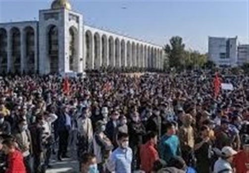 حمله معترضان قرقیزی به مقر ریاستجمهوری در بیشکک/ معترضان رئیسجمهور سابق قرقیزستان را از زندان آزاد کردند