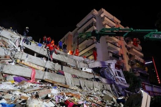 شمار قربانیان زلزله «ازمیر» به ۲۴ نفر رسید/ زخمی شدن حدود ۸۰۰ نفر