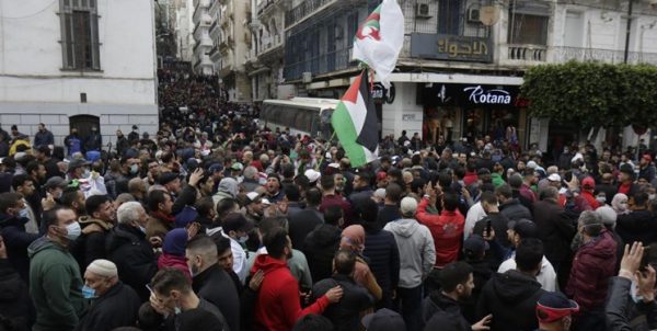 راز حضور پرچم فلسطین در کلیه تظاهرات‌های مردمی الجزائر از سال ۲۰۱۹ تاکنون