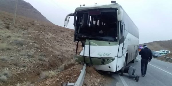 برخورد اتوبوس با گاردریل ۱۰ مصدوم بر جای گذاشت