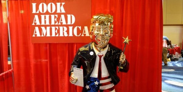 رونمایی از مجسمه طلایی ترامپ در گردهمایی «اقدام سیاسی محافظه‌کار»