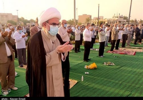 برپایی نماز عید فطر بوشهر در کنار ساحل خلیج‌فارس به روایت تصویر