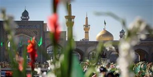 آغاز جشنهای دهه کرامت با گلباران حرم امام رضا (ع)