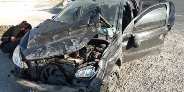 تصادف شدید پژو ۲۰۶ با گاردریل‌ها در بزرگراه همت/ پلیس راننده را نجات داد+ عکس