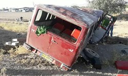 واژگونی مینیبوس حامل کارگران در زرند/حال عمومی ۵ مصدوم مساعد است