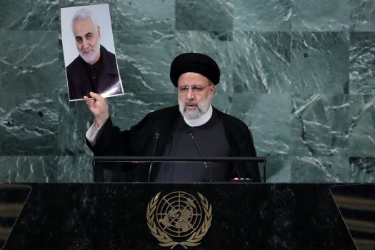 رئیس جمهور با بالا بردن عکس سردار دلها سندی از جنایتکاری دولت آمریکا را آشکار کرد