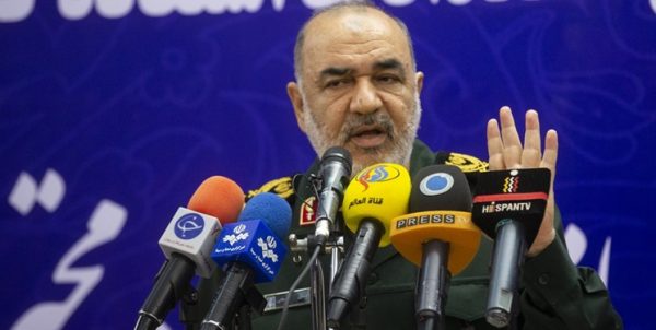 سرلشکر سلامی خطاب به دشمنان: با همین جوانانی که فریب شما را خوردند به سراغتان میآییم