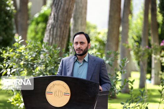 خط قرمزی در پرسش دانشجویان نداریم/قهرمانان ورزشی به جای سربازی معلم ورزش می شوند