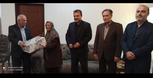 تقدیر مدیر کل تامین اجتماعی از یک بانوی بازنشسته بوشهری
