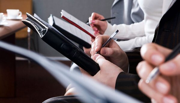 مشکلات پرتعداد خبرنگاران استان بوشهر/ صنایع حامی رسانهها باشند
