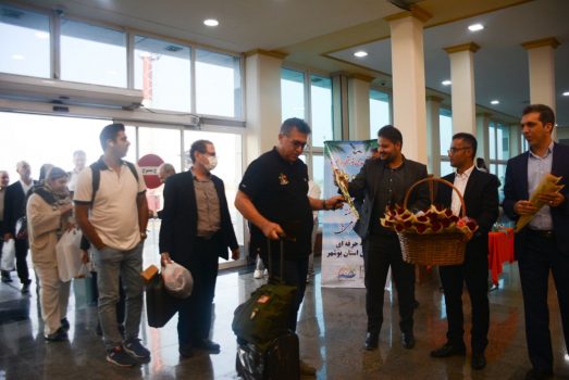 استقبال از مسافران پرواز تهران بوشهر با اهدا شاخه گل و تندیس یادبود