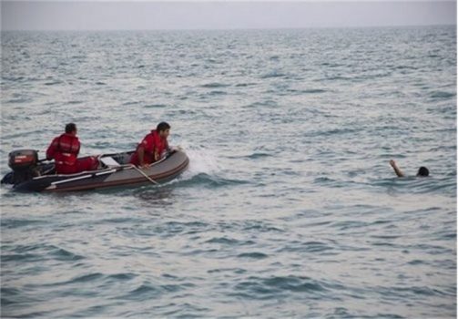 ۲ گردشگر نوروزی از خطر غرق در آبهای بندر امام حسن نجات یافتند