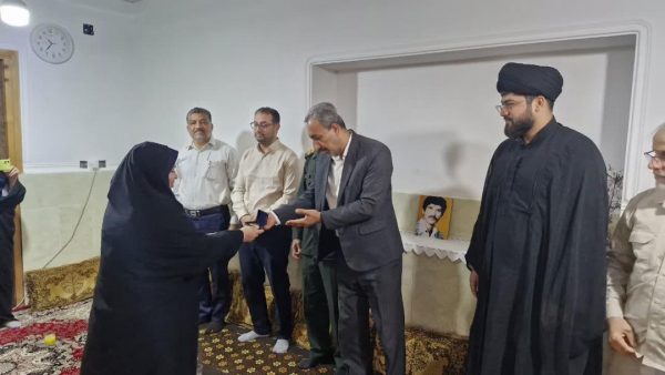 تجلیل از جایگاه و مقام شامخ شهدا وظیفه همگانی است/خواهراولین شهید بندرریگ تجلیل شد