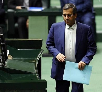 استیضاح همتی رای آورد؛ همتی از قطار دولت پیاده شد