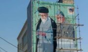 دیوارنگاری با تصاویر رهبری و سردار سلیمانی، ترویج فرهنگ ایثار و شهادت در گناوه