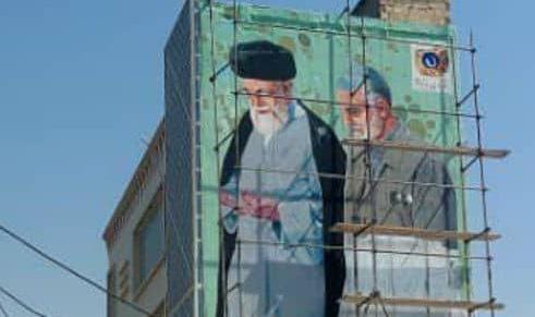 دیوارنگاری با تصاویر رهبری و سردار سلیمانی، ترویج فرهنگ ایثار و شهادت در گناوه