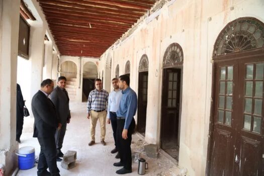 فرماندار بوشهر از روند مرمت کتابخانه تاریخی مصلحیان بازدید کرد