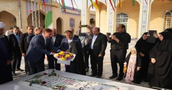 ادای احترام استاندار بوشهر به مقام شامخ شهید قائدی در دشتی