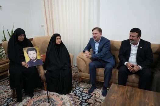 هشدار استاندار بوشهر در دیدار خانواده شهید: مدیران کمکار در خدمت به ایثارگران توبیخ میشوند!