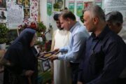 استاندار بوشهر با خانواده شهید حسینی‌زاده در گناوه دیدار کرد